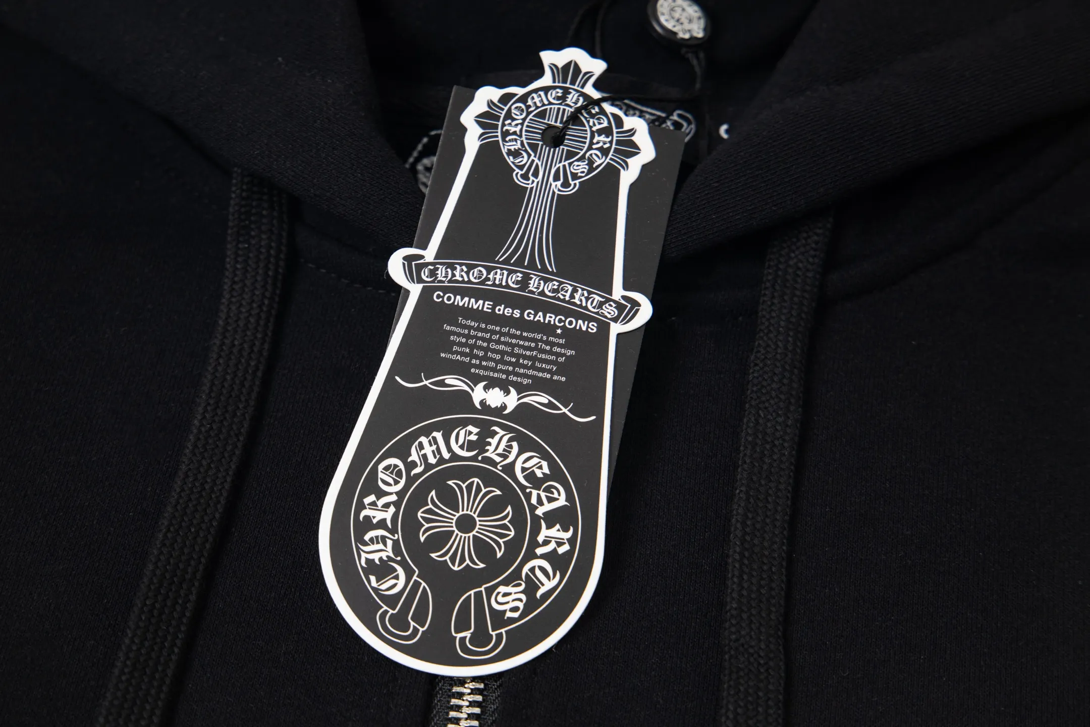 P280 Style number: Y265 Chrome Hearts Deadly Doll co-branded comic girl zipper long-sleeved hooded sweatshirt jacket. Heavy production. Scan the QR code to enter the official website in seconds. All customized originals are the same. Many details. What you see is what you get. Look for the exclusive background. Zhengerbajing 500g pure cotton large terry fabric. All fabrics have been shrunk in advance. Quality first. What you see is what you get. The pattern will not change after one wash. Distinguish some disposable clothes in the market. Three standards The packaging is complete, all original versions are restored and customized, the same style for men and women is versatile, a more classic version, the version is very unique, hangtag, hanging particles, washed, packaging bag, full set of accessories, very good appearance, super exquisite workmanship, color: black, size: S-XL